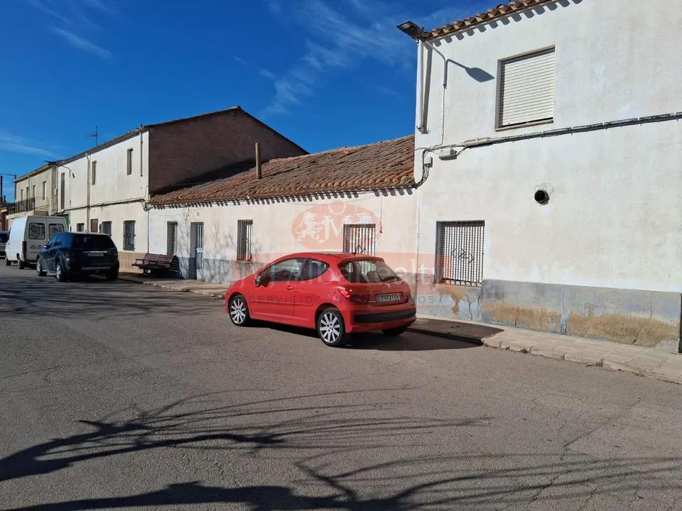 SE VENDE CASA CON PATIO EN LOS ANGUIJES.