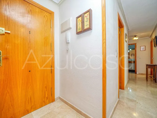 Piso en venta de 4 dormitorios y 2 baños completos con garaje Junto al Mercado Central de Alicante — 7