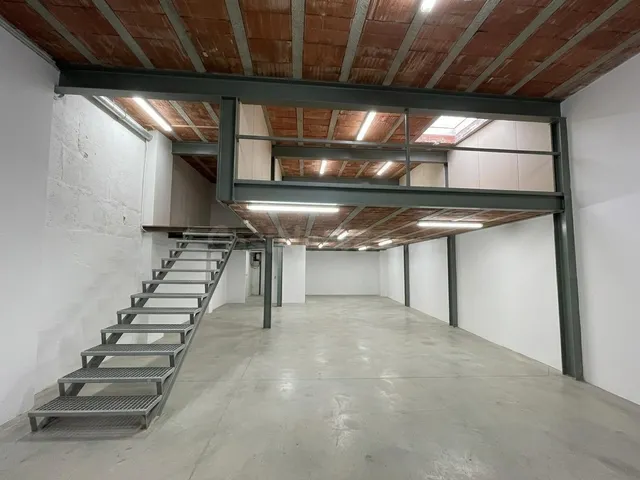 AMPLIO LOCAL COMERCIAL CON ALTILLO Y SÓTANO EN LA CREU DE BA