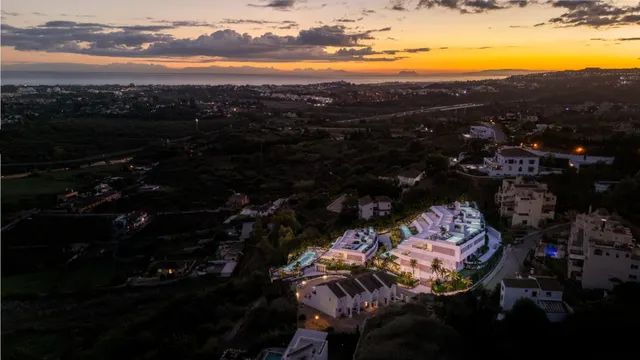 Apartamento de lujo en planta baja en Benahavís con gran piscina y jardín privado — 18