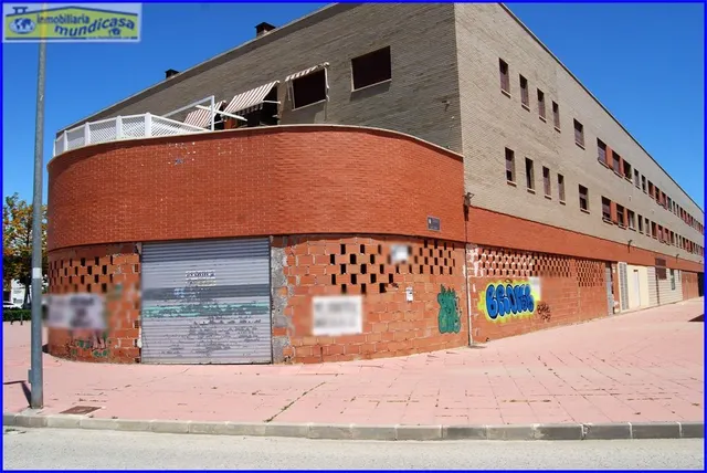 Amplio local comercial en planta baja y sótano con fachada a carretera — 2