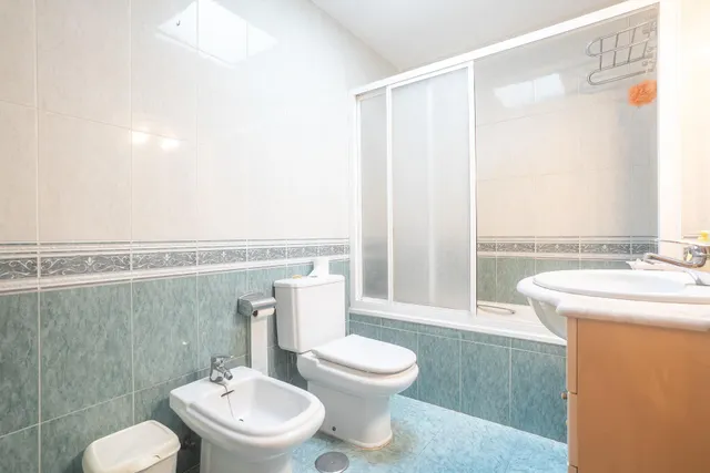 Almeria - cruz de caravaca: amplio triplex - 6 habitaciones + 3 baños + 1 aseo + garaje amplio + 2 salones + 2 cocinas + solarium — 31