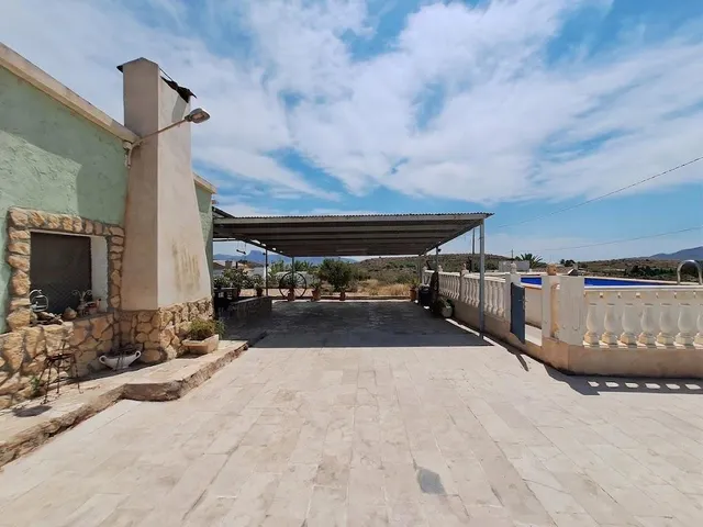 Chalet o casa de campo con piscina · 4.000 m2  · 4 dormitorios · 90 m2 para otra vivienda — 39