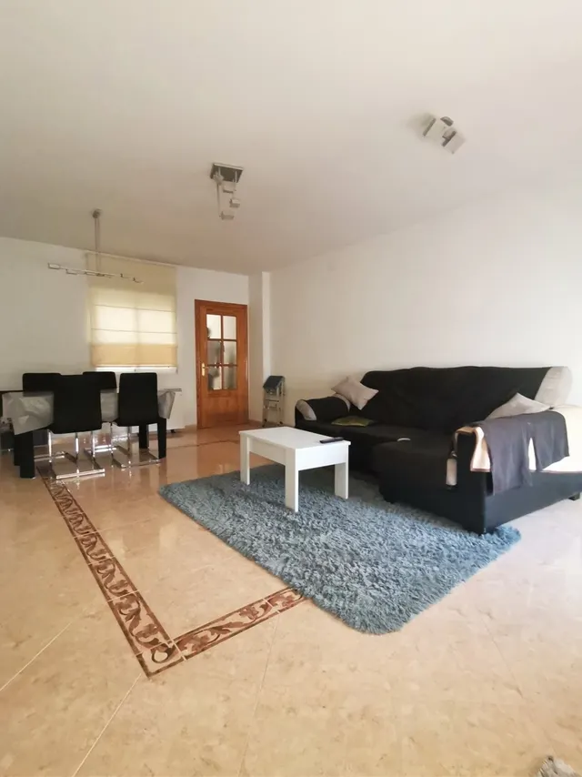 SE VENDE CASA EN PLENO CENTRO DE LOS VILLARES — 24