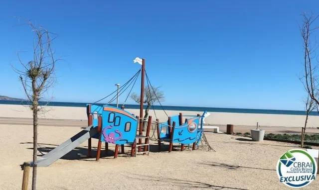 Amplio estudio con licencia turística a 50 m de la playa Empuriabrava — 13