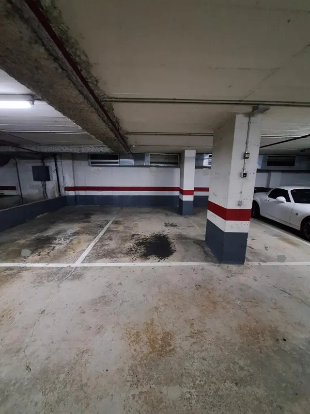 Plaza parking en complejo Mundet. — 2