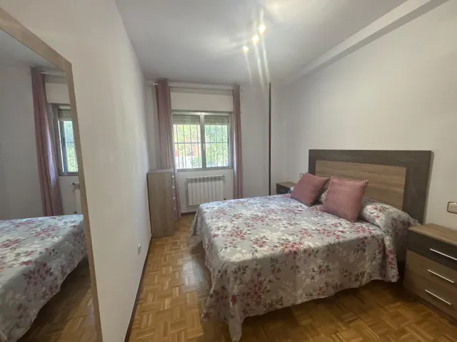 Poligono Residencial. Piso AMUEBLADO con 3 dormitorios y 2 baños . Piscina comunitaria. Garaje. — 7