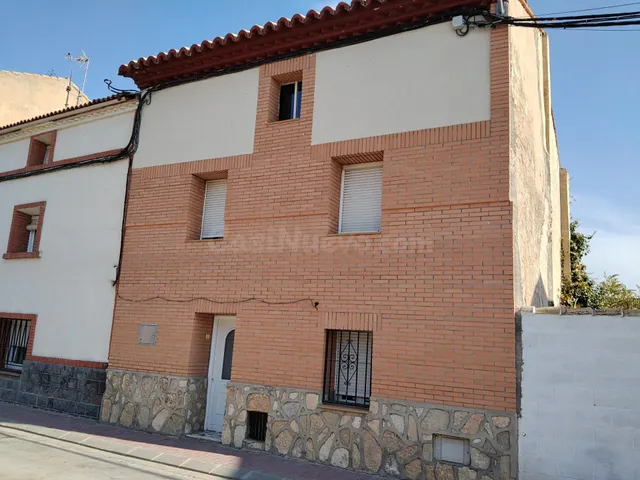 CASA UNIFAMILIAR de 170m2 útiles sobre parcela de 265m2. Dis