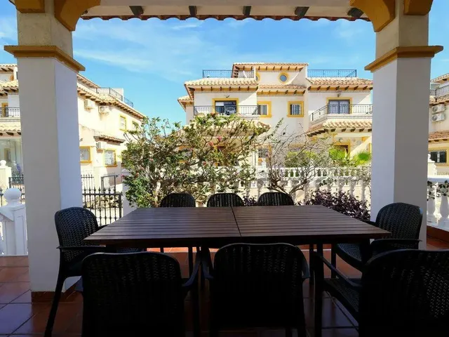Casa adosada en Cabo Roig – Parcela espaciosa y excelente ub - foto 3