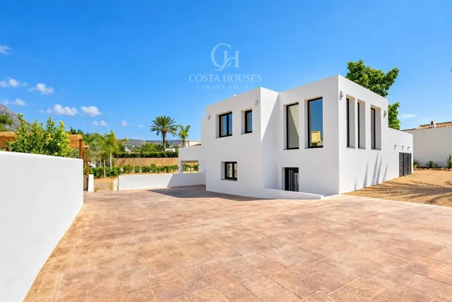 Villa arbela · luz, vida exterior y vistas abiertas al montgo en javea — 17