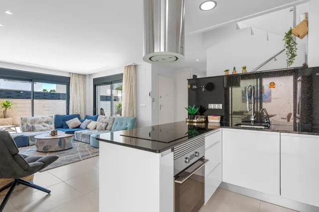 Villa moderna con piscina privada, 3 dormitorios y 3 baños. — 11