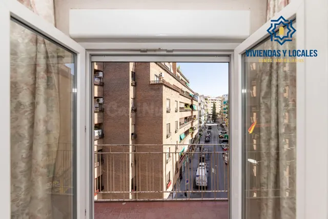 Piso para reformar junto a Plaza Einstein – 3 dormitorios y vistas despejadas — 2