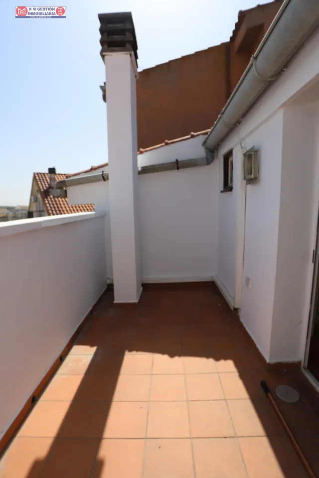 Ático de un dormitorio con aire acondicionado calefacción por  gas, baño y aseo, terraza exterior y plaza de garaje. — 14