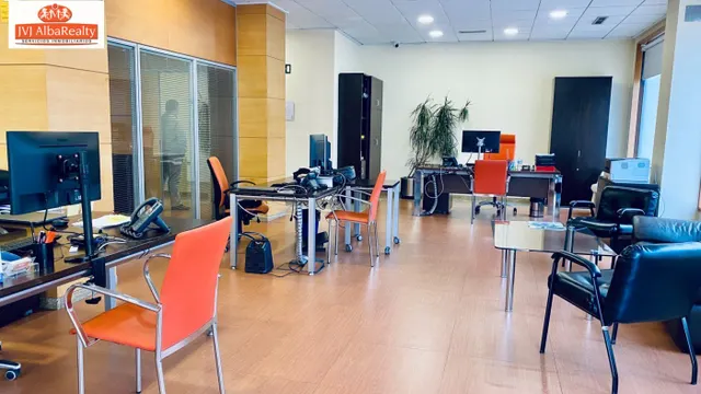 EXCLUSIVO Y LUJOSO LOCAL COMERCIAL CON LOS MEJORES ACABADOS — 3