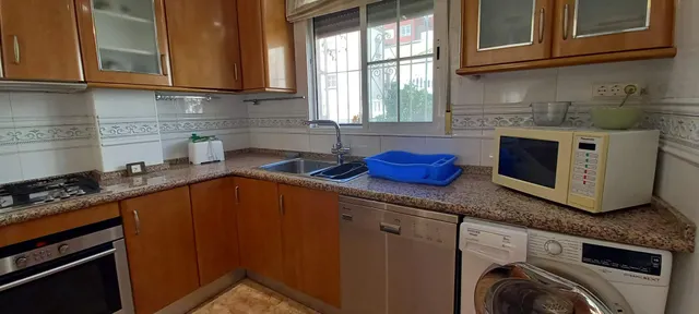 SE ALQUILA CHALET POR LARGO TIEMPO DE 3 DORMITORIOS Y 2 BAÑOS EN VILLA MARTIN (ORIHUELA COSTA) — 40