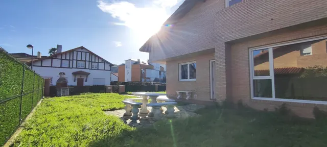 CHALET CON JARDÍN A UN PASO DEL CENTRO DE TORRELAVEGA.- — 26