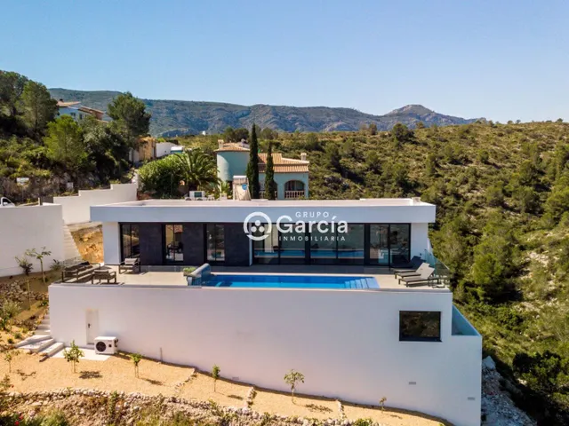 Impresionante proyecto de villa nueva con vistas panorámicas al mar en construcción ahora — 3