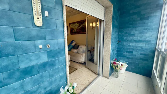 ¡Tu nuevo hogar en este encantador piso en un edificio con carácter del año 1975 y 4 habitaciones! — 5