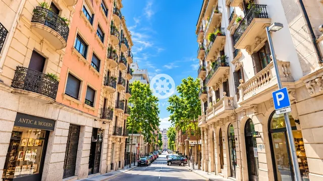 Amplia vivienda a reformar en una finca clásica de Sant Gervasi-Galvany. — 3