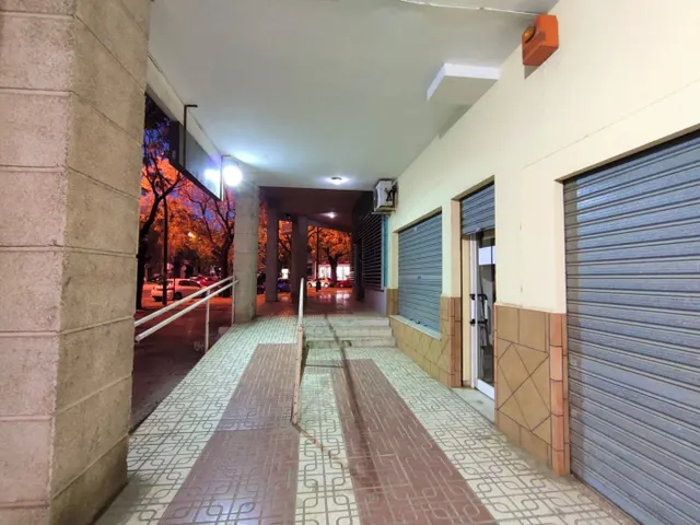 SE VENDEN DOS LOCALES JUNTOS A ESCASOS METROS DE LA AVENIDA DE CÁDIZ. — 11