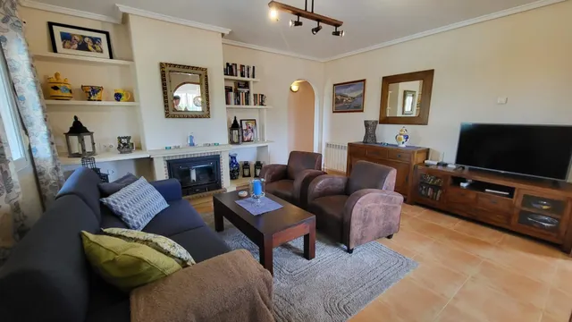 Chalet esquina de 3 Dormitorios y 3 Baños en parcela grande arreglada de 600m2 con piscina y garaje privado — 35