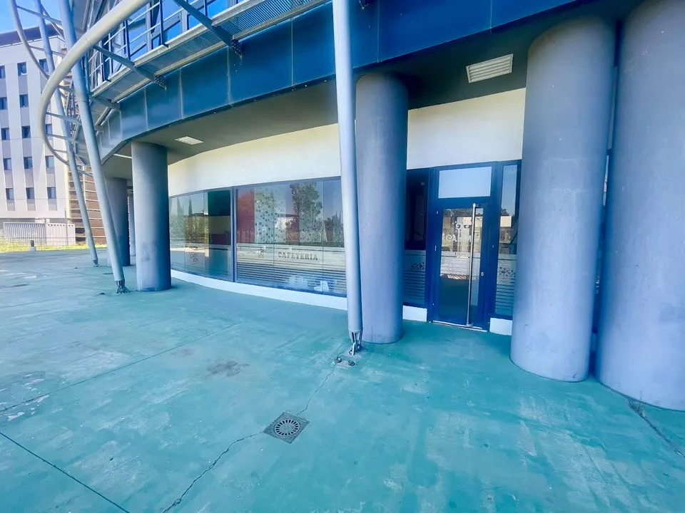 SE ALQUILA ESPACIOSO LOCAL EN UNO DE LOS CENTROS DE NEGOCIOS CON MAYOR PROYECCIÓN DE LA COMARCA