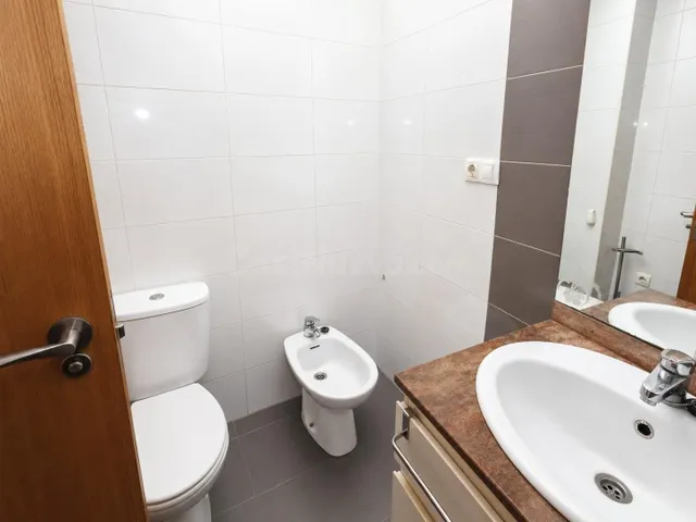 Piso bajo en pleno centro de Cúllar Vega con garaje incluido - foto 3