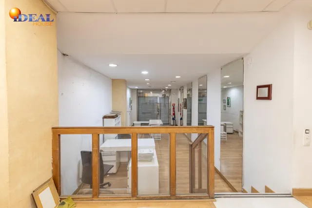 LOCAL COMERCIAL EN CALLE ÁNGEL GANIVET – UBICACIÓN PRIVILEGIADA — 14