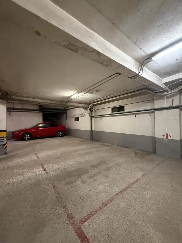 Plaza de parking para auto grande — 6