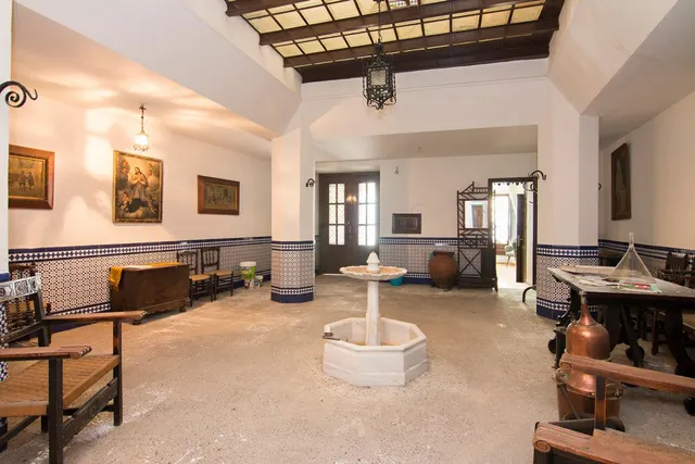 Escpecatcular Casa- Edficicio en el Centro de Baza — 3