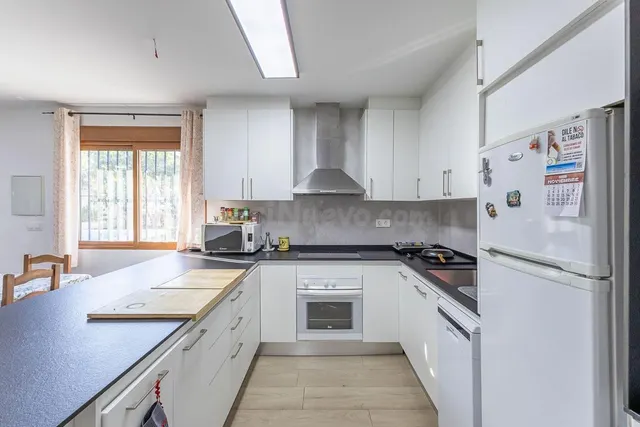 Encantadora Casa de una Planta con Amplio Terreno y Piscina  - foto 4