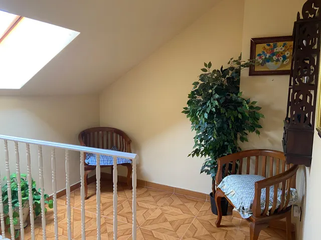 SE VENDE DÚPLEX AMUEBLADO. COCINA, SALÓN, 3 HAB., 2 BAÑOS, TRASTERO Y PLAZA DE GARAJE. — 20