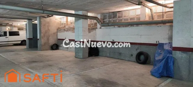 Plaza de aparcamiento para coche mediano-pequeño o moto en c