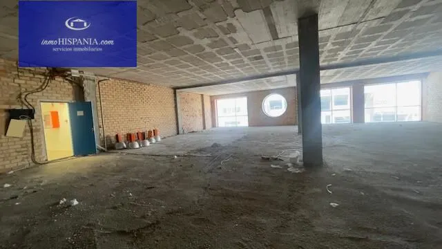Se vende o alquila local totalmente diafano en Zona Franca — 23