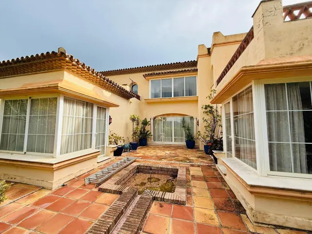 Villa de 5 dormitorios y 5 baños en Casares — 2