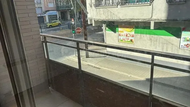 Se vende Piso OKUPADO en Rúa Doctor Aymerich Gilaberto 2 Ter - foto 2
