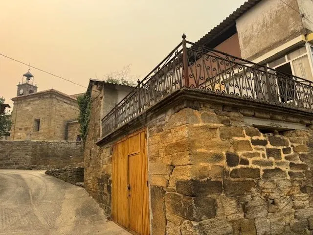 Gran casa y Almacen con finca en Villardeciervos - foto 5