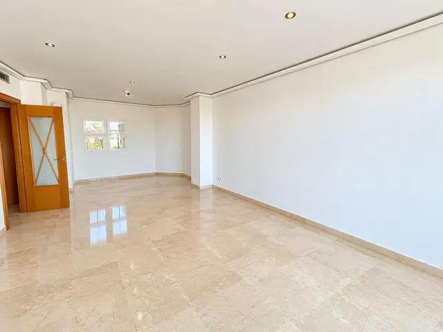 Piso de 3 habitaciones con piscina y garaje junto a Ciudad de las Artes — 9