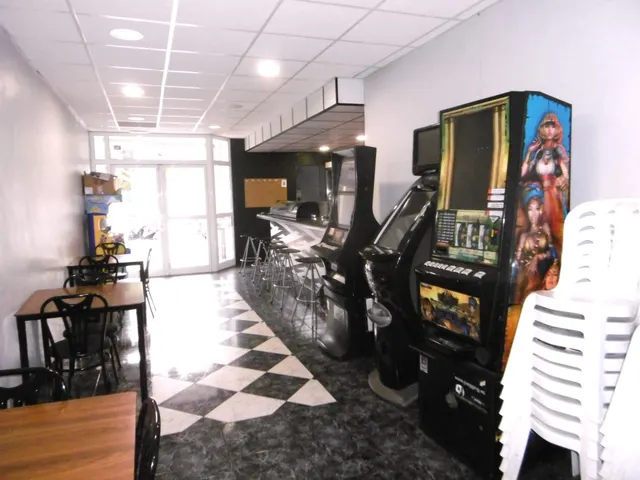SOLAR CON LOCAL COMERCIAL EN PLANTA BAJA ACTUALMENTE CON NEGOCIO DE BAR — 24