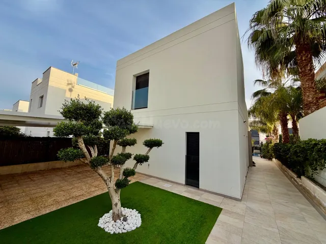 Villa 3 habitaciones 125m² en venta - Cuidad Quesada - foto 2