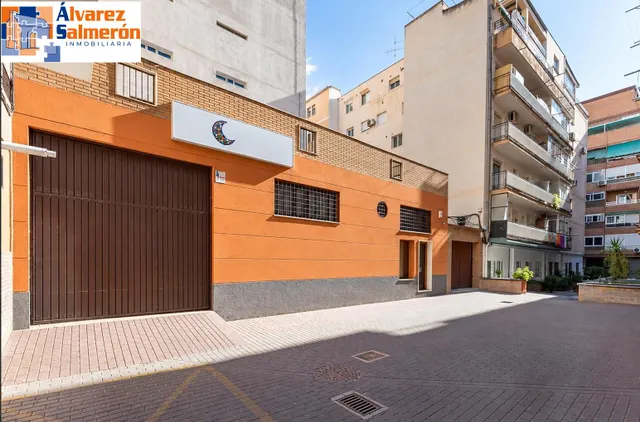 AMPLIA PLANTA BAJA JUNTO ARABIAL CON GARAJE — 18