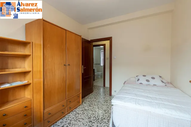 Piso de 3 dormitorios en calle milán, zaidín | muy luminoso y con gran potencial — 11
