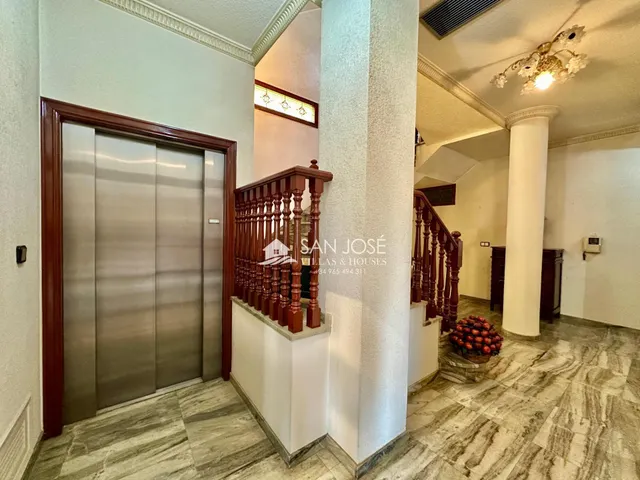 SE VENDE CASA CON PISCINA EN GLORIETA DE NOVELDA. — 16