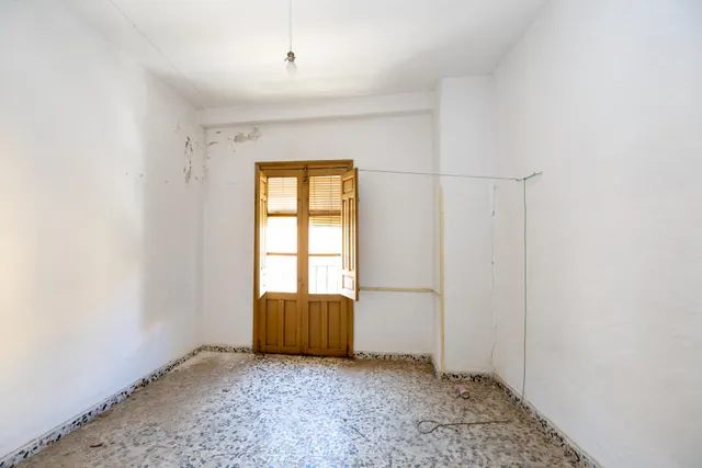 Casa para reformar en el centro de Lanjarón con gran potencial de inversión — 32