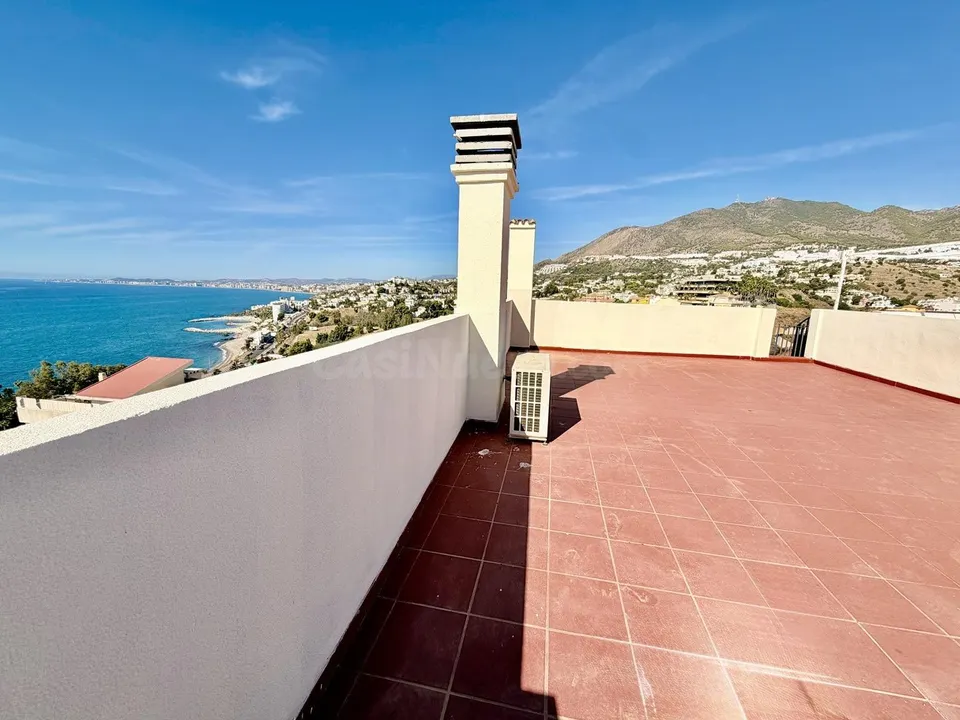 Ático dúplex de dos dormitorios con vistas al mar en Benalmádena, Costa del Sol