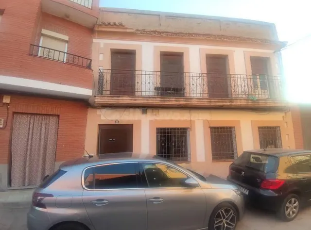 Gran casa en el centro del pueblo, 3plantas, 10hab.