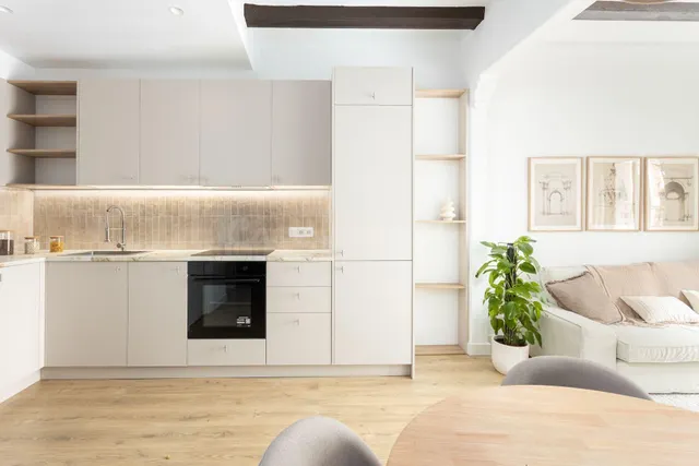 Piso reformado con 2 dormitorios y mobiliario a estrenar en el Raval, Barcelona — 4