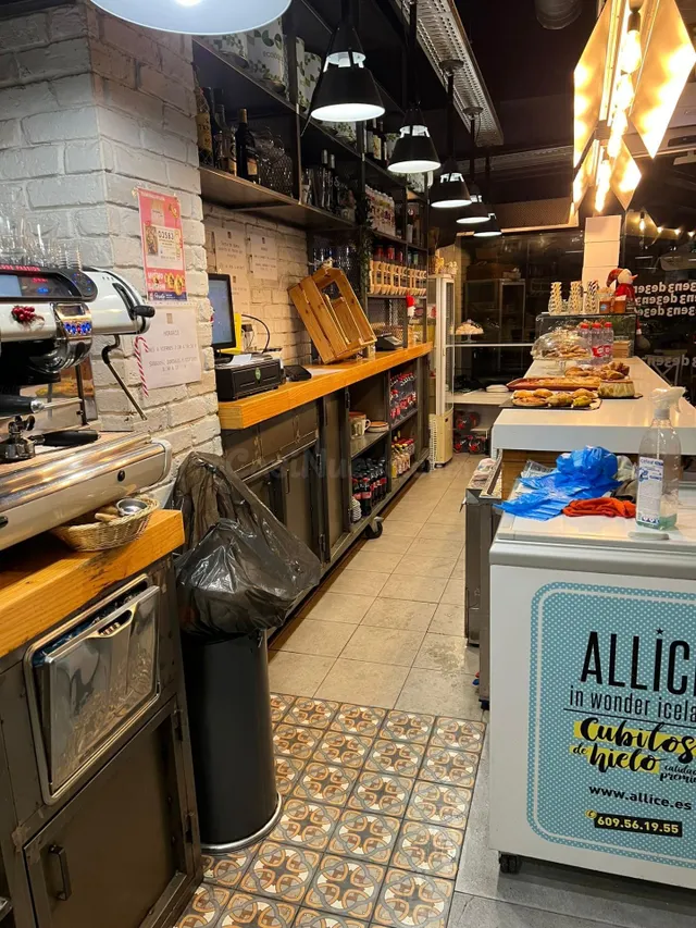 SE VENDE CAFETERÍA/CONFITERÍA EN LA FLOTA - foto 3