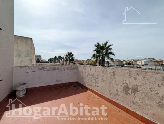 ¡Cerca del mar! Precioso Adosado reformado en residencial, con solarium, piscina comunitaria y garaje — 18