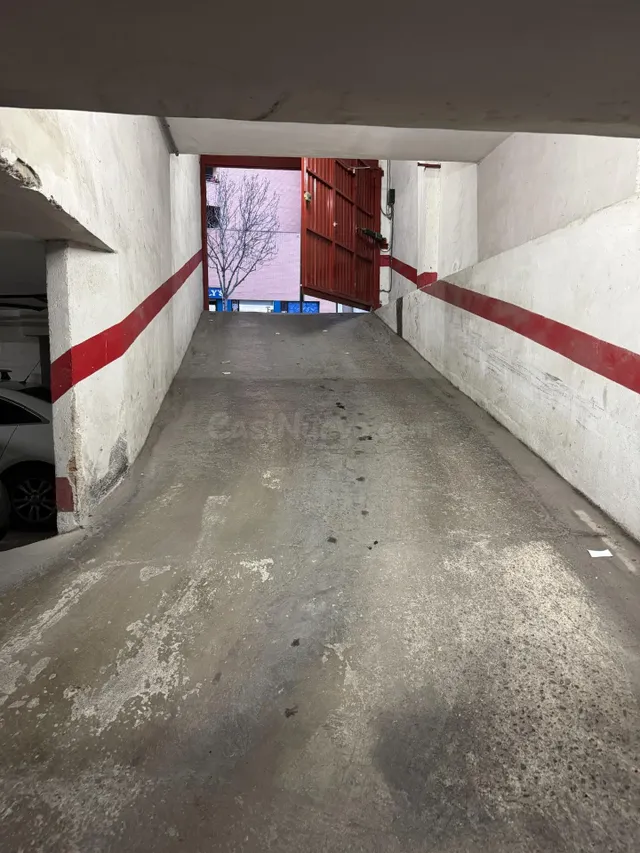 Se alquila plaza de garaje para coche grande en Avenida Cata - foto 3